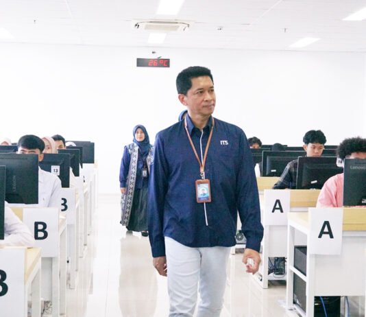 Hari Pertama UTBK di ITS: Rektor Turun Langsung, Peserta Ribuan, Sistem Diuji Sejak Pagi Rektor ITS Prof Dr (HC) Ir Bambang Pramujati ST MSc Eng PhD saat meninjau pelaksanaan UTBK hari pertama di Gedung Tower 1 ITS. Foto: Humas ITS