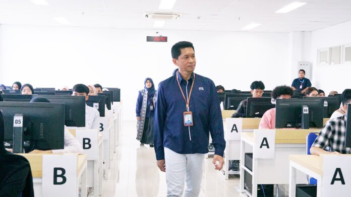 Rektor ITS Prof Dr (HC) Ir Bambang Pramujati ST MSc Eng PhD saat meninjau pelaksanaan UTBK hari pertama di Gedung Tower 1 ITS. Foto: Humas ITS