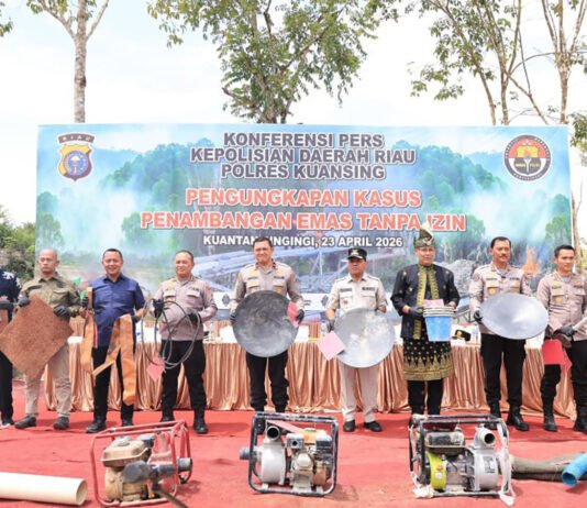 Tambang Ilegal Disikat, Wakapolda Riau Singgung Dampak Lingkungan hingga Peran Adat Pengungkapan kasus tambang emas ilegal oleh Polda Riau di Kuantan Singingi. Foto: Polri