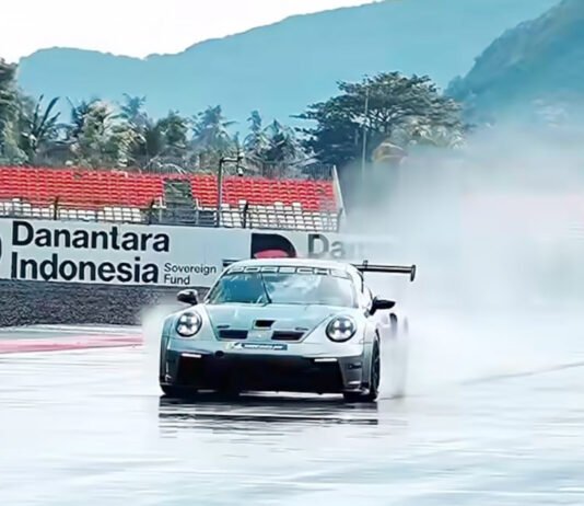 Sean Gelael Turun Sendiri di Mandalika, Siap Hadapi Penalti Pit Stop Sean Gelael bersiap tampil di ajang GT World Challenge Asia di Mandalika. Foto: MGPA