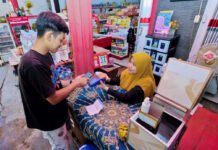 Jaringan BRILink Agen Mekaar Tembus 426 Ribu, Cara BRI Masuk hingga Level Komunitas Aktivitas layanan keuangan melalui BRILink Agen Mekaar di tingkat komunitas. Foto: Humas BRI