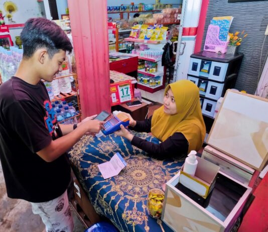 Jaringan BRILink Agen Mekaar Tembus 426 Ribu, Cara BRI Masuk hingga Level Komunitas Aktivitas layanan keuangan melalui BRILink Agen Mekaar di tingkat komunitas. Foto: Humas BRI