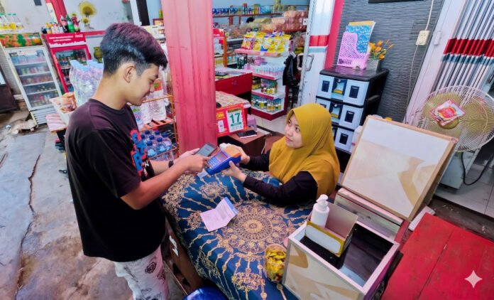 Aktivitas layanan keuangan melalui BRILink Agen Mekaar di tingkat komunitas. Foto: Humas BRI