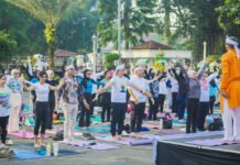 Yoga Masuk Balai Kota, Dedie Rachim Lihat Ini Lebih dari Sekadar Olahraga Wali Kota Bogor mengikuti kegiatan yoga bersama di Plaza Balai Kota. Foto: Pemkot Bogor