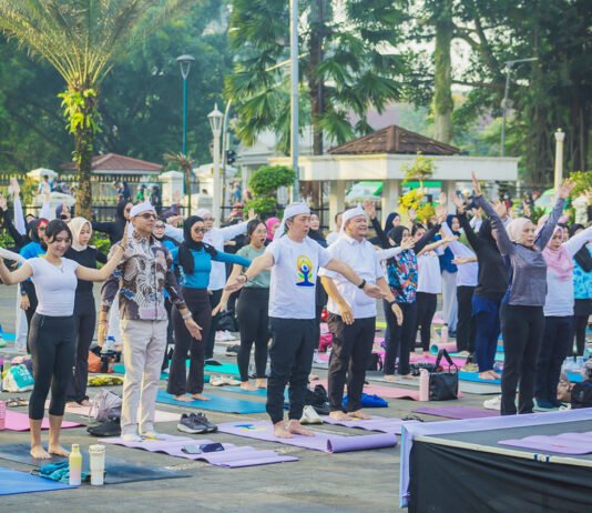 Yoga Masuk Balai Kota, Dedie Rachim Lihat Ini Lebih dari Sekadar Olahraga Wali Kota Bogor mengikuti kegiatan yoga bersama di Plaza Balai Kota. Foto: Pemkot Bogor