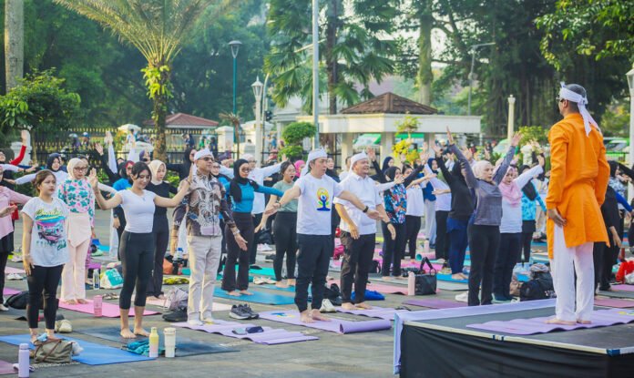 Wali Kota Bogor mengikuti kegiatan yoga bersama di Plaza Balai Kota. Foto: Pemkot Bogor