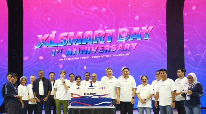 Setahun XLSMART: Jaringan Ngebut, Pelanggan Tembus 73 Juta, Pesta di ICE BSD Jadi Etalase Strategi Jajaran Dewan Direksi dan Dewan Komisaris beserta perwakilan karyawan melakukan seremoni simbolis dalam rangka perayaan satu tahun perjalanan perusahaan di Indonesia Convention Exhibition (ICE) BSD City, Sabtu (25/04). Foto: Marcomm XLSMART