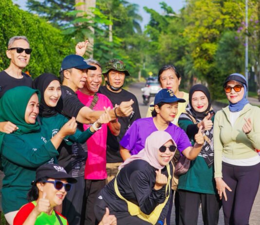 Wali Kota Bogor Ikut Lari 4,2 Km, Sinyal Hidup Sehat Kian Didorong Wali Kota Bogor Ikuti Warming Up Fun Walk and Run di Bogor Lakeside. Foto: Pemkot Bogor