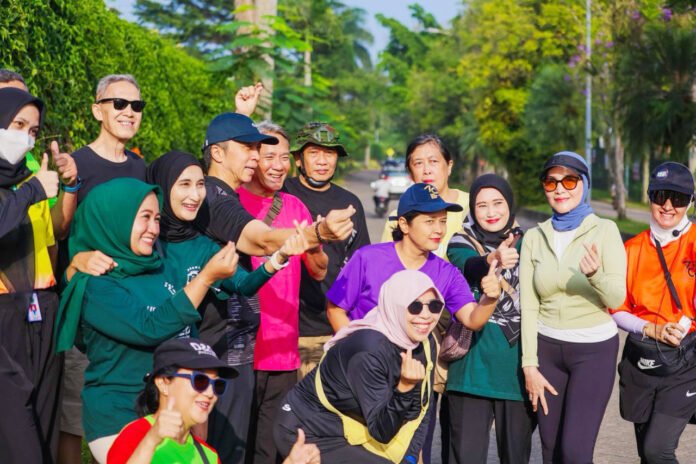 Wali Kota Bogor Ikuti Warming Up Fun Walk and Run di Bogor Lakeside. Foto: Pemkot Bogor