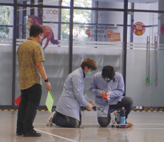 Mobil Kimia “Dodit” dari ITS Curi Panggung di Malaysia, Dua Kategori Diamankan Para anggota Tim Spektronics ITS sedang melakukan persiapan on track untuk mobil Dodit sebelum lomba. Foto: Humas BRI