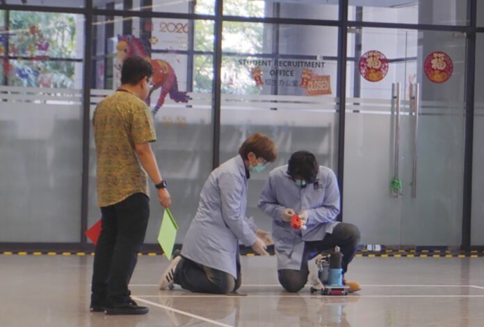 Para anggota Tim Spektronics ITS sedang melakukan persiapan on track untuk mobil Dodit sebelum lomba. Foto: Humas BRI