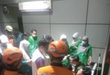 BAZNAS Turunkan Tim Medis dan Ambulans Bantu Evakuasi Korban Kecelakaan Kereta di Bekasi Timur Tim Rumah Sehat BAZNAS bersama petugas gabungan melakukan evakuasi dan memberikan pertolongan pertama kepada korban kecelakaan kereta di Stasiun Bekasi Timur. Foto: Harnas.id/ BAZNAS