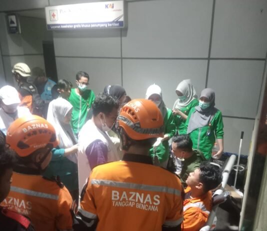 BAZNAS Turunkan Tim Medis dan Ambulans Bantu Evakuasi Korban Kecelakaan Kereta di Bekasi Timur Tim Rumah Sehat BAZNAS bersama petugas gabungan melakukan evakuasi dan memberikan pertolongan pertama kepada korban kecelakaan kereta di Stasiun Bekasi Timur. Foto: Harnas.id/ BAZNAS