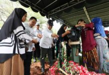 Santunan Mengalir, BAZNAS Turun Langsung Usai Tragedi Kereta Bekasi Prosesi pemakaman korban kecelakaan kereta di Bekasi. Foto: BAZNAS