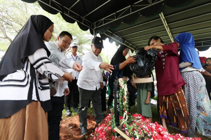 Prosesi pemakaman korban kecelakaan kereta di Bekasi. Foto: BAZNAS