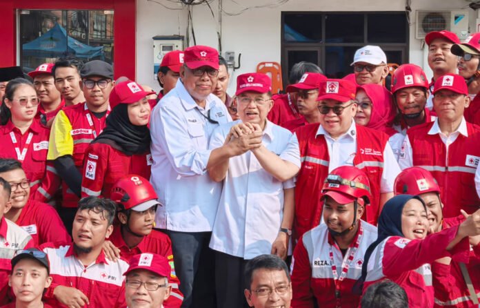 Relawan PMI bersiap dan berkumpul sebelum operasi kemanusiaan. Foto: Humas PMI