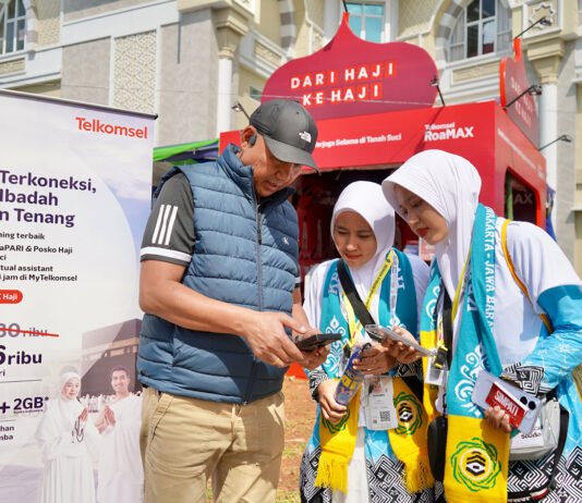 RoaMAX Haji 2026 Hadir, Kuota 42GB hingga Posko 17 Embarkasi Dampingi Jemaah Layanan RoaMAX Haji Telkomsel untuk Jemaah Indonesia. Foto: Marcomm Telkomsel