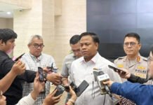 Haji Tanpa Antre Sedang Disorot, Bareskrim Telusuri Skema Visa Kerja dan Gagalkan 8 Jemaah Brigjen Pol. Moh. Irhamni memberikan keterangan terkait dugaan praktik haji ilegal di Bareskrim Polri. Foto: Polri