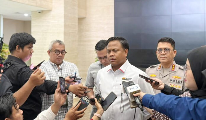 Brigjen Pol. Moh. Irhamni memberikan keterangan terkait dugaan praktik haji ilegal di Bareskrim Polri. Foto: Polri