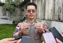Tembakan di Dekai Meleset Satgas Cartenz Kejar Pelaku Bersenjata Rakitan AKBP Andria menyampaikan keterangan terkait dugaan percobaan penembakan di Dekai Yahukimo. Foto: Polri
