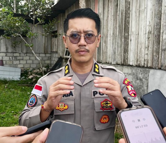 Tembakan di Dekai Meleset Satgas Cartenz Kejar Pelaku Bersenjata Rakitan AKBP Andria menyampaikan keterangan terkait dugaan percobaan penembakan di Dekai Yahukimo. Foto: Polri