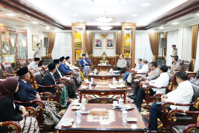 Wakapolri dan Wamen Haji bahas penguatan perlindungan jemaah di Bareskrim Polri. Foto: Polri