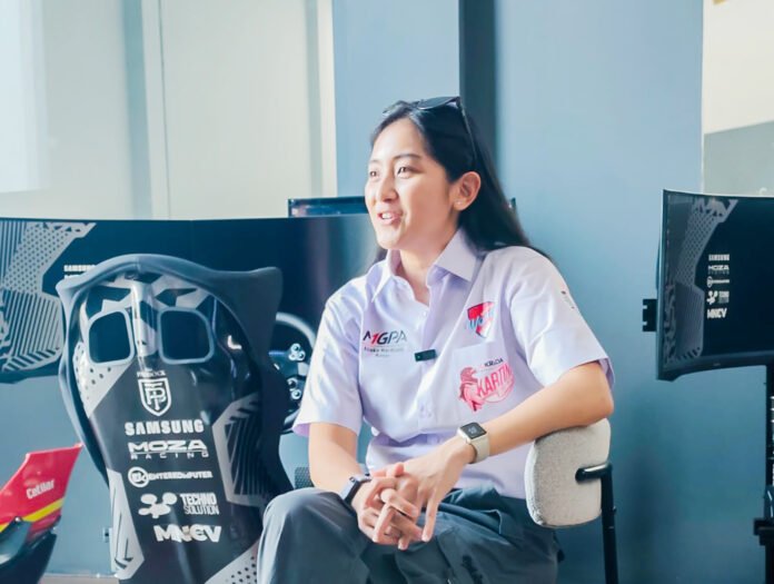 Pembalap perempuan bersiap di lintasan menjelang ajang Mandalika Kartini Race. Foto: MGPA