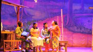 Pemain teater tampil membawakan adegan lakon “Tumbal” dalam pertunjukan Sandiwara Sunda Miss Tjitjih 1928. Foto: Unit Pengelola Gedung Pertunjukan Seni Budaya