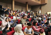 Ribuan Anak Muda Berebut Tiket Gratis, Sandiwara Miss Tjitjih Ternyata Belum Kehilangan Penonton Suasana pementasan Sandiwara Sunda Miss Tjitjih 1928 bertajuk “Tumbal” di Gedung Kesenian Miss Tjitjih, Jakarta Pusat. Foto: Unit Pengelola Gedung Pertunjukan Seni Budaya