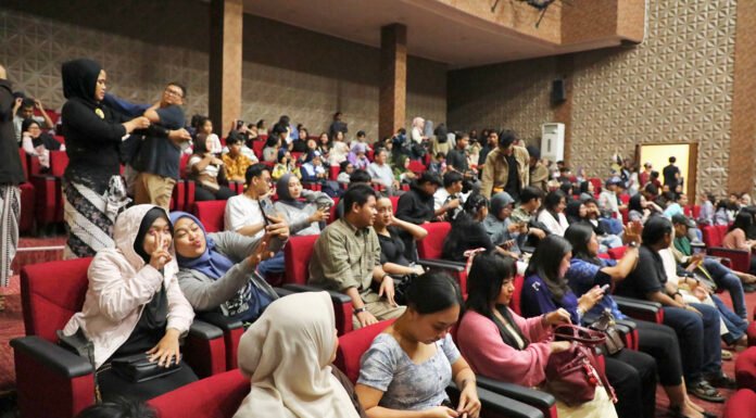 Ribuan Anak Muda Berebut Tiket Gratis, Sandiwara Miss Tjitjih Ternyata Belum Kehilangan Penonton Suasana pementasan Sandiwara Sunda Miss Tjitjih 1928 bertajuk “Tumbal” di Gedung Kesenian Miss Tjitjih, Jakarta Pusat. Foto: Unit Pengelola Gedung Pertunjukan Seni Budaya