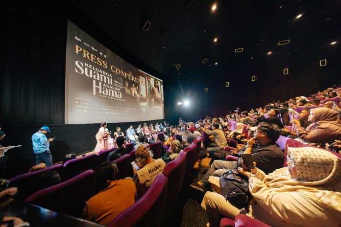 Para pemain dan tim produksi film Keluarga Suami Adalah Hama menghadiri acara rilis official trailer dan poster di bioskop Jakarta. Foto: POPLICIST