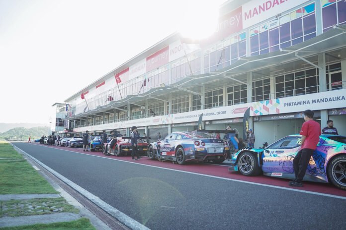 Deretan mobil peserta GT World Challenge Asia di Mandalika International Circuit. Foto: MGPA