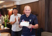 Nobar GTWCA di Mandalika Berujung Kejutan, Ananda Mikola Dapat Kue di Tengah Balapan Momen perayaan ulang tahun Ananda Mikola di acara nobar GTWCA Mandalika. Foto: MGPA