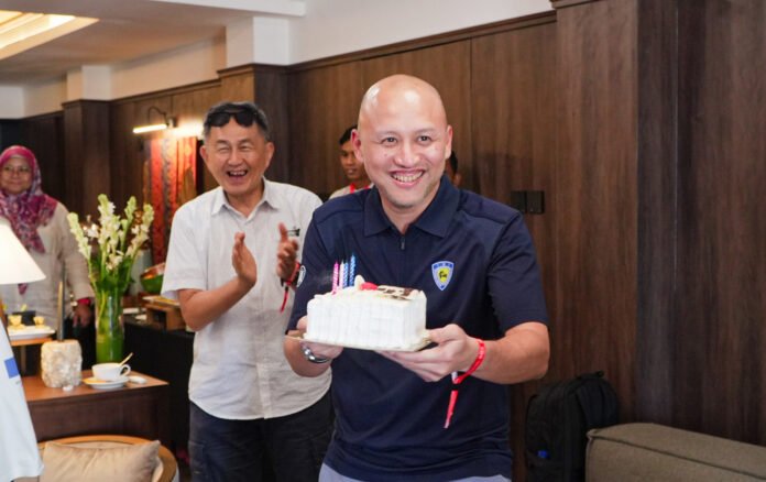 Momen perayaan ulang tahun Ananda Mikola di acara nobar GTWCA Mandalika. Foto: MGPA