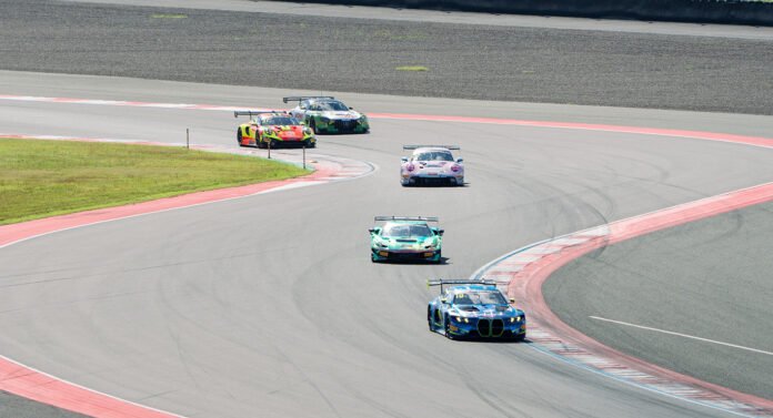 Mobil GT3 peserta GT World Challenge Asia saat balapan di Mandalika. Foto: MGPA