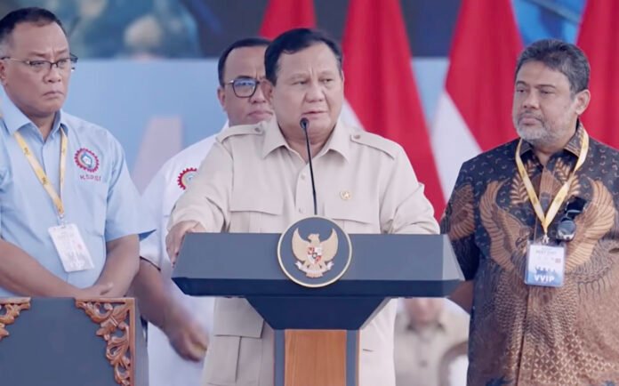 Presiden Prabowo Subianto saat pidato Hari Buruh di Monas terkait Perpres perlindungan ojol. Foto: angkapan layar youtube Sekretariat Presiden