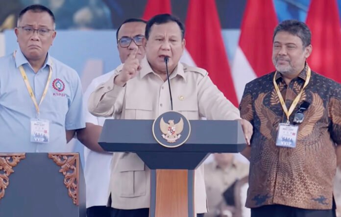 Presiden Prabowo Subianto menyampaikan pidato saat peringatan Hari Buruh di Monas Jakarta. Foto: YouTube Setpres