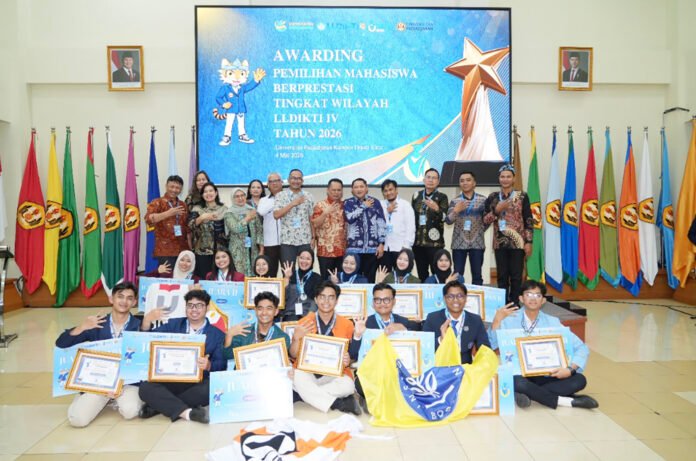 Foto bersama para mahasiswa berprestasi yang mewakili LLDikti Wilayah IV pada Pilmapres tingkat nasional 2026 dan dua mahasiswa peraih juara favorit dengan panitia dan dewan juri. Foto: Jalasenastri Saprala