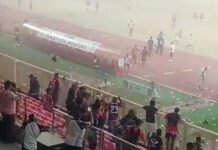 Gagal ke Liga 1, Kekalahan Persipura dari Adhyaksa FC Berujung Kericuhan di Stadion Lukas Enembe Tangkapan layar Suasana kericuhan di Stadion Lukas Enembe usai laga play-off promosi antara Persipura Jayapura melawan Adhyaksa FC. Dok. Istimewa
