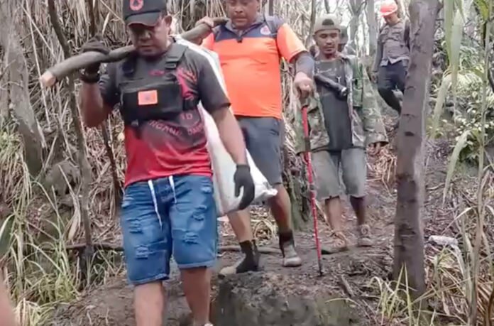 Tim SAR gabungan melakukan pencarian korban erupsi di kawasan Gunung Dukono, Halmahera Utara. Foto: BNPB