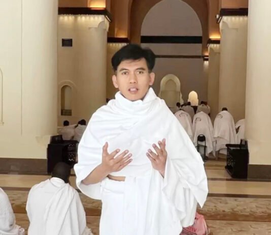 Musyrif Diny Ingatkan Jamaah Haji: Jangan Lupa Doakan Presiden dan Negeri Saat di Tanah Suci Musyrif Diny memberikan pembekalan kepada jamaah haji Indonesia di Makkah / dok. MUI Digital