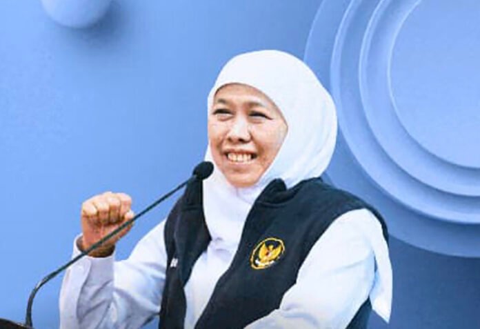 Gubernur Jawa Timur Khofifah Indar Parawansa saat menyampaikan capaian penurunan kemiskinan ekstrem di Surabaya. Foto: Pemprov Jatim