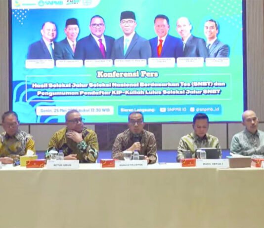 SNBT 2026 Diumumkan, Lebih dari 80 Ribu Pendaftar Rebut 3.196 Kursi di Unpad Menteri Pendidikan Tinggi, Sains dan Teknologi, Prof. Brian Yuliarto (tengah) saat memberikan sambutan pada Konferensi Pers Hasil Seleksi SNBT 2026 di Kantor Kemdiktisaintek dan disiarkan langsung melalui YouTube dan Instagram SNPMB pada Senin 25 Mei 2026. (Foto: Tangkap layar YouTube)