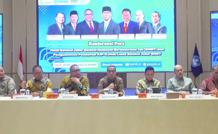 Menteri Pendidikan Tinggi, Sains dan Teknologi, Prof. Brian Yuliarto (tengah) saat memberikan sambutan pada Konferensi Pers Hasil Seleksi SNBT 2026 di Kantor Kemdiktisaintek dan disiarkan langsung melalui YouTube dan Instagram SNPMB pada Senin 25 Mei 2026. (Foto: Tangkap layar YouTube)