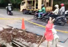 Jalan Amblas di Lenteng Agung, Arah Jakarta–Depok Sempat Macet Pagi Ini Tangkapan layar video kondisi jalan amblas di Jalan Raya Lenteng Agung arah Depok yang diunggah akun X @pasangmatadotcom. (Tangkapan layar/X @pasangmatadotcom)