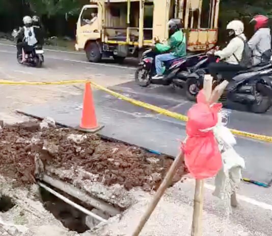 Jalan Amblas di Lenteng Agung, Arah Jakarta–Depok Sempat Macet Pagi Ini Tangkapan layar video kondisi jalan amblas di Jalan Raya Lenteng Agung arah Depok yang diunggah akun X @pasangmatadotcom. (Tangkapan layar/X @pasangmatadotcom)