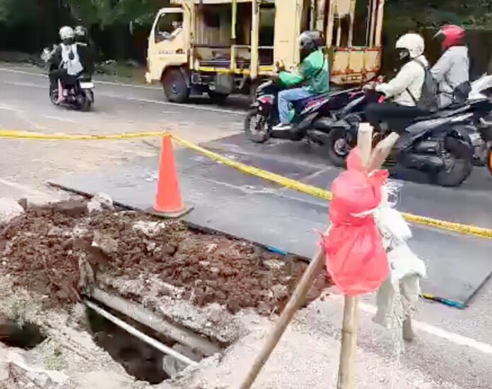 Tangkapan layar video kondisi jalan amblas di Jalan Raya Lenteng Agung arah Depok yang diunggah akun X @pasangmatadotcom. (Tangkapan layar/X @pasangmatadotcom)
