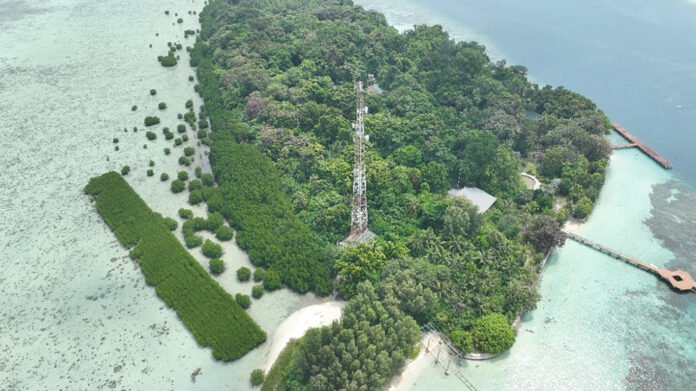 Tower BTS Telkomsel berdiri di wilayah kepulauan untuk mendukung pemerataan akses jaringan digital nasional. (Dok. Telkomsel)