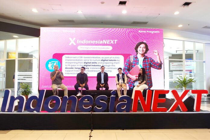 Mahasiswa mengikuti roadshow program IndonesiaNEXT Telkomsel di BINUS University Bekasi terkait pengembangan talenta digital berbasis AI. Foto: Humas Telkomsel