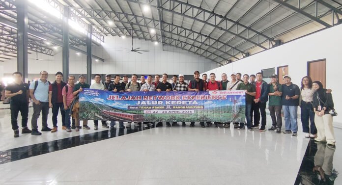 Petugas Telkomsel melakukan pengujian kualitas jaringan di jalur KRL Commuter Line dan KAJJ wilayah Jabotabek dan Bogor-Sukabumi. Foto: Dok. Telkomsel.
